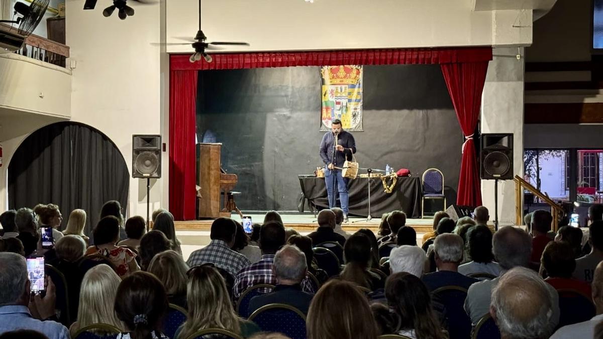 El músico Luis Antonio Pedraza toca en el Cetnro Zamorano de Buenos Aires.