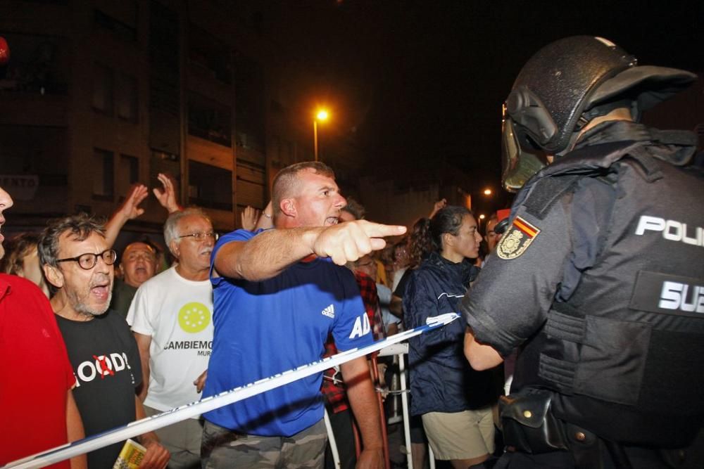 Los manifestantes protestan contra el AVE