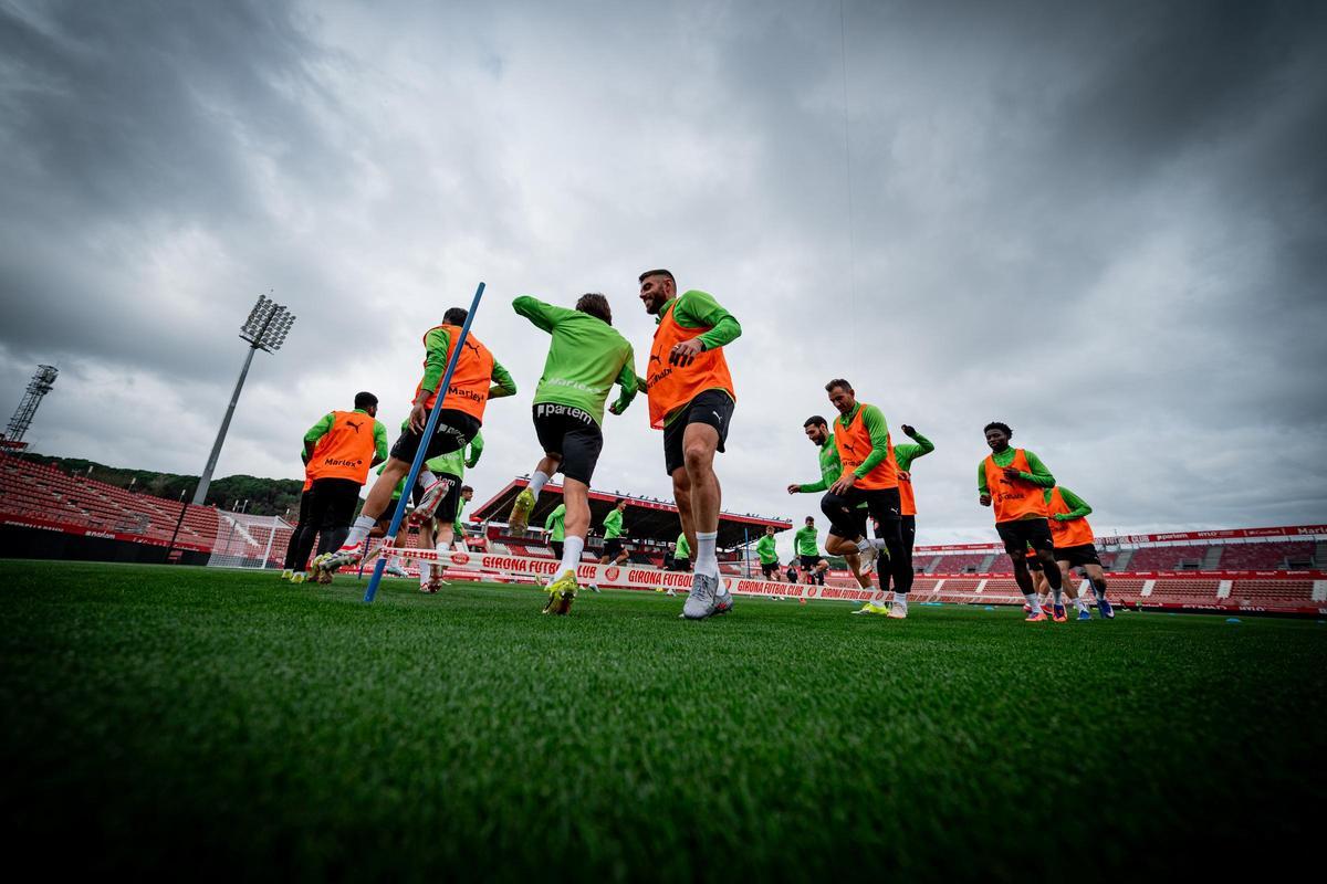 Els jugadors del Girona, en l’entrenament d’ahir a l’estadi de Montilivi.
