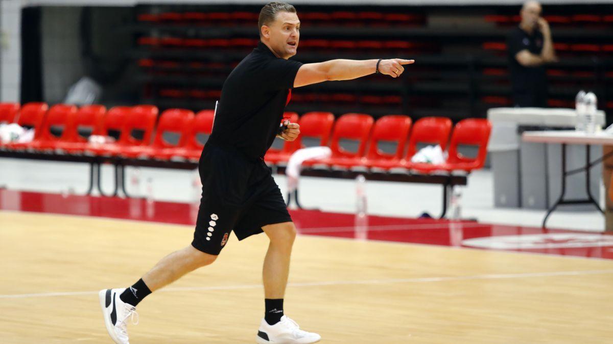 Schiller da instrucciones durante un entrenamiento