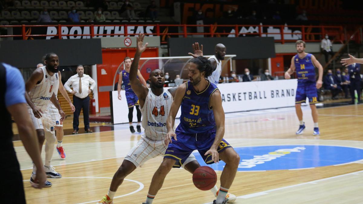 Javier Beirán durante el primer partido de Eurocup con Promitheas Patras