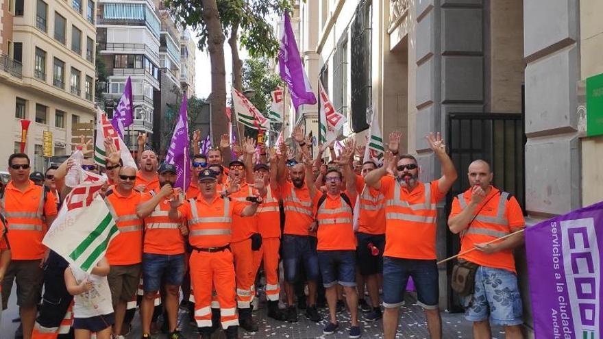 Trabajadores de ASM, ayer frente a la Delegación Provincial de Salud.