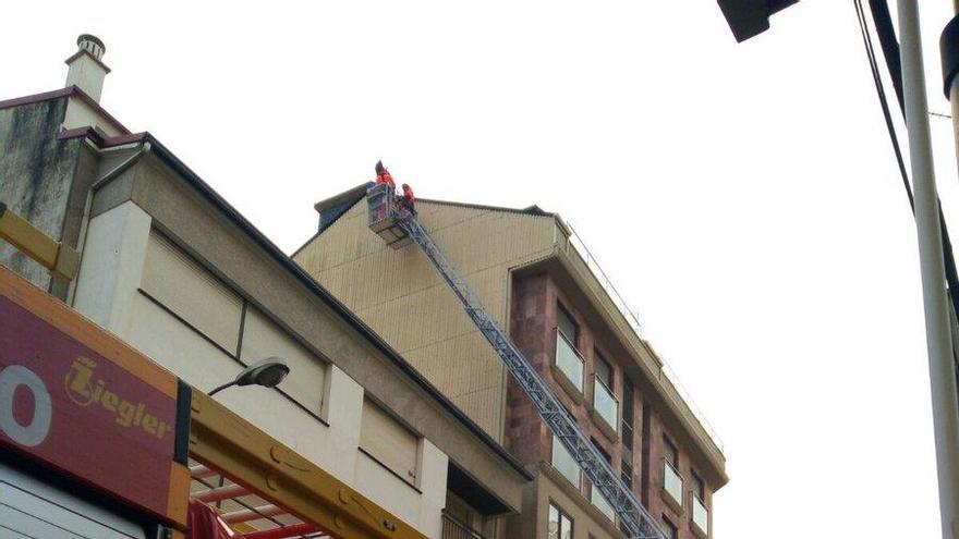 El viento causa desprendimientos en un edificio de Sanxenxo