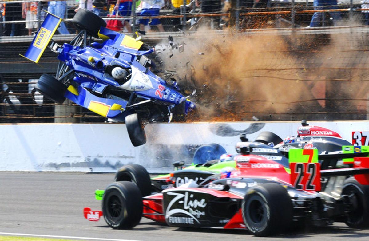 Fotografia de l’espectacular xoc entre els pilots Mike Conway i Ryan Hunter Reasy durant el recent premi d’Indianapolis 500, a Indiana (EUA). Malgrat tot Conway només haurà d’estar tres mesos en recuperació abans de tornar a competir.