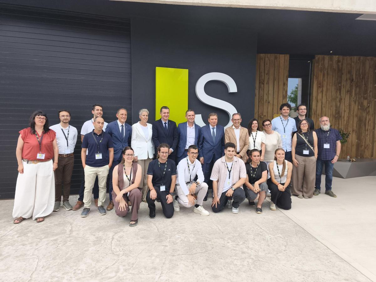 L'equip de Grup Solucions, amb les autoritats convidades a la inauguració