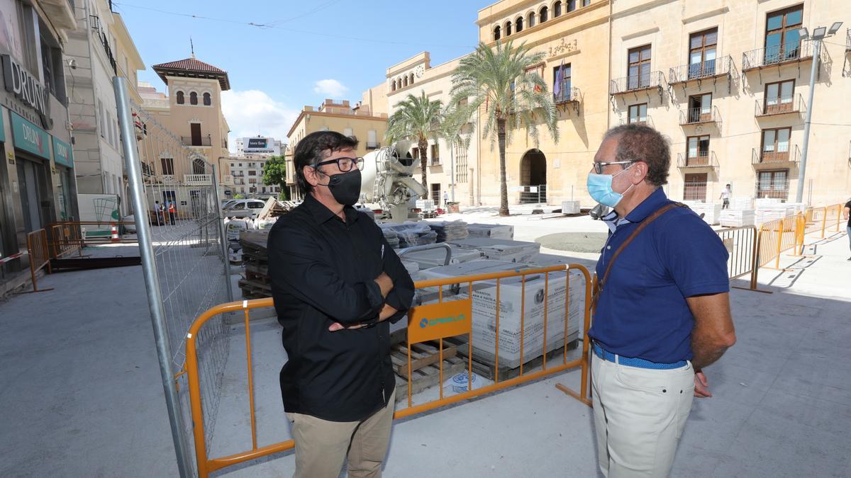 Paco Fuster y Julio Sagasta conversan en la Plaça de Baix.