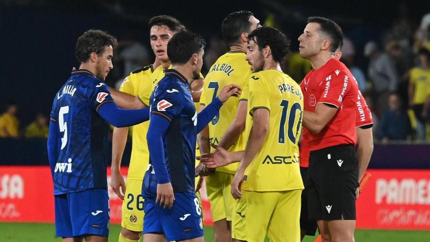 Los jugadores del Submarino reclaman al árbitro del Villarreal-Getafe.
