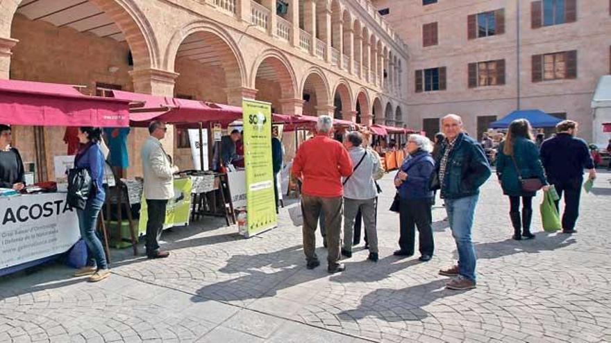 Una de las paradas de la Feria del Mercado Social, que ayer abrió sus puertas en la Misericòrdia.