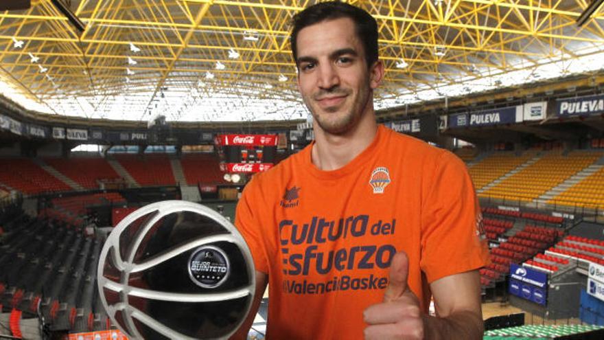 Pau Ribas, con el trofeo de Mejor Alero de la ACB