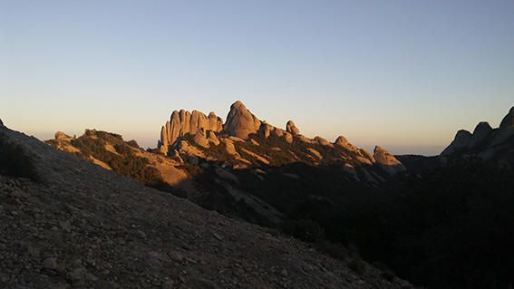 Tarda. Al capvespre, el Sol, amb els seus últims rajos, il·lumina el fabulós serrat dels Flautats, que es troba a Montserrat.