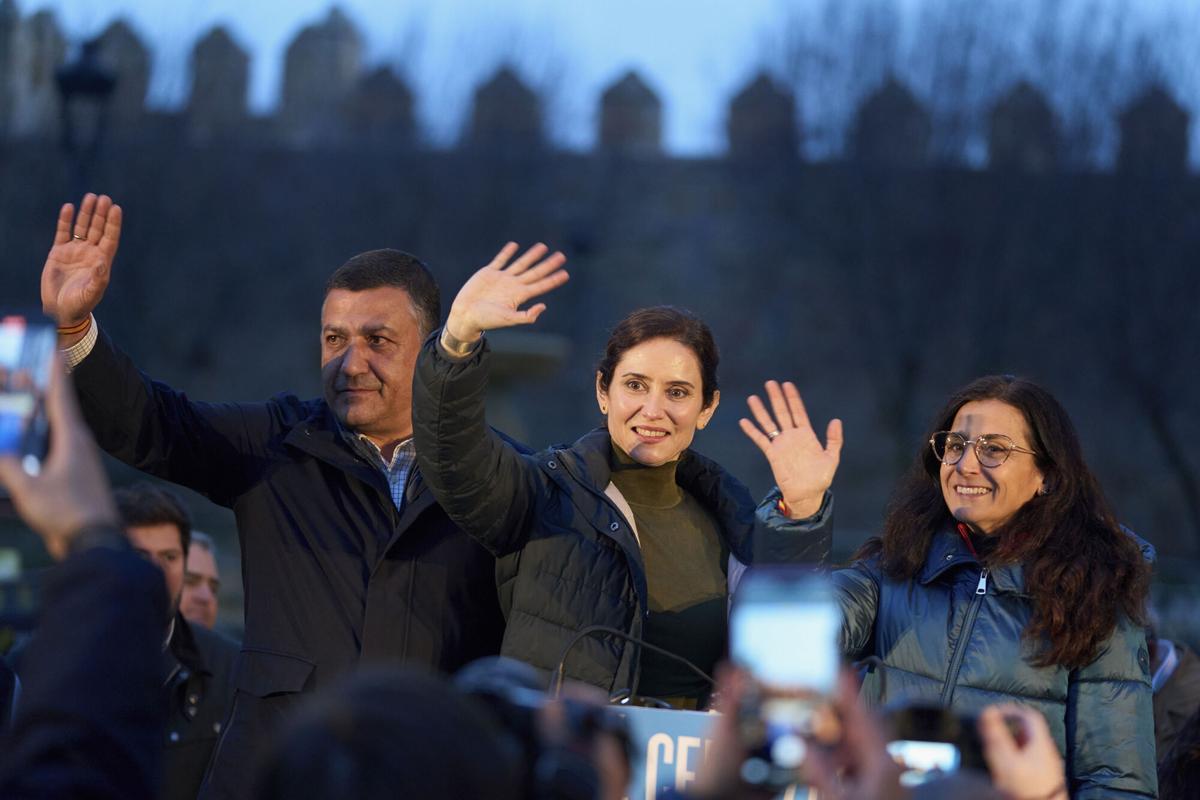 La presidenta de la Comunidad de Madrid, Isabel Díaz Ayuso (centro).