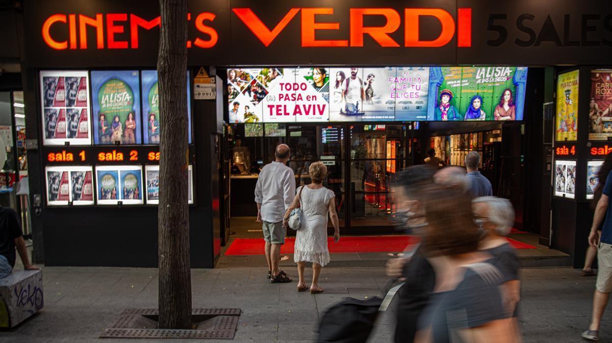 Barcelona 07 07 2020 Sociedad   Entrada de los Cines Cinemes Verdi  AUTOR  MANU MITRU