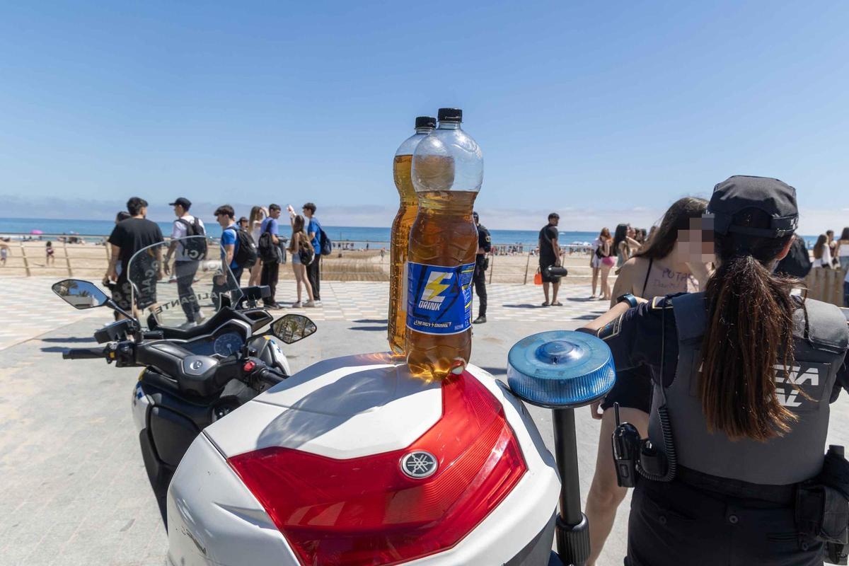 Control al alcohol en la Santa Faz 0,0 de Alicante con 12.000 jóvenes en la playa de San Juan