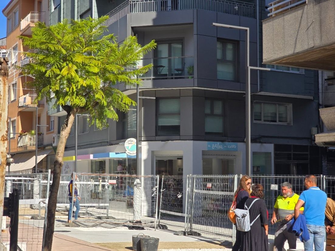 La calle de Clara Campoamor, antes Conde Vallelano, afronta la instalación de mobiliario y la plantación de jacarandas.