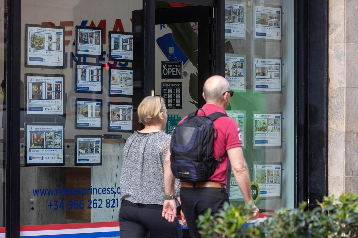 Ofertas en el escaparate de una inmobiliaria en Alicante.