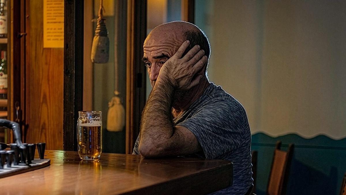 LA FOTO CONTADA | Hola activistas, adiós Mundial: Un hombre apesadumbrado bebe una caña en un bar de Palma.