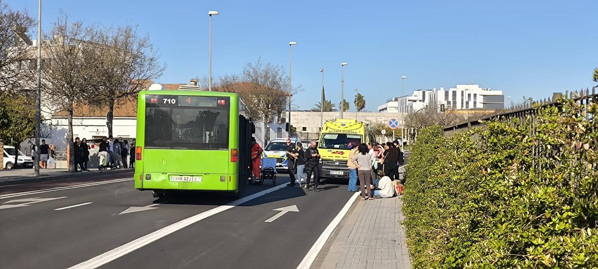 El autobús, al momento del suceso.
