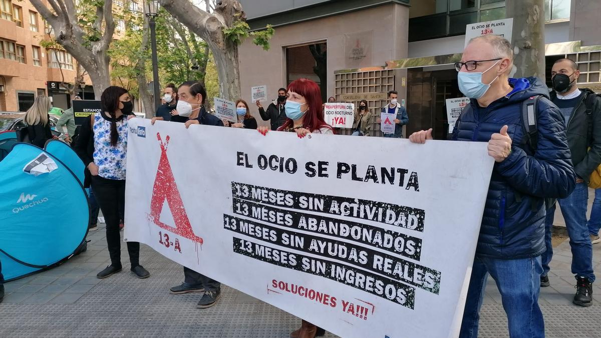 Nueva protesta del sector del ocio frente a la conselleria de Sanitat