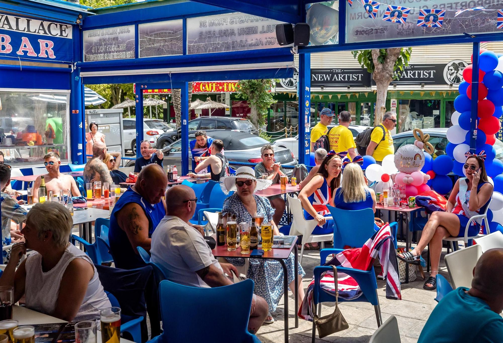 Las calles y terrazas de Benidorm llenas para celebrar la coronación de Carlos III