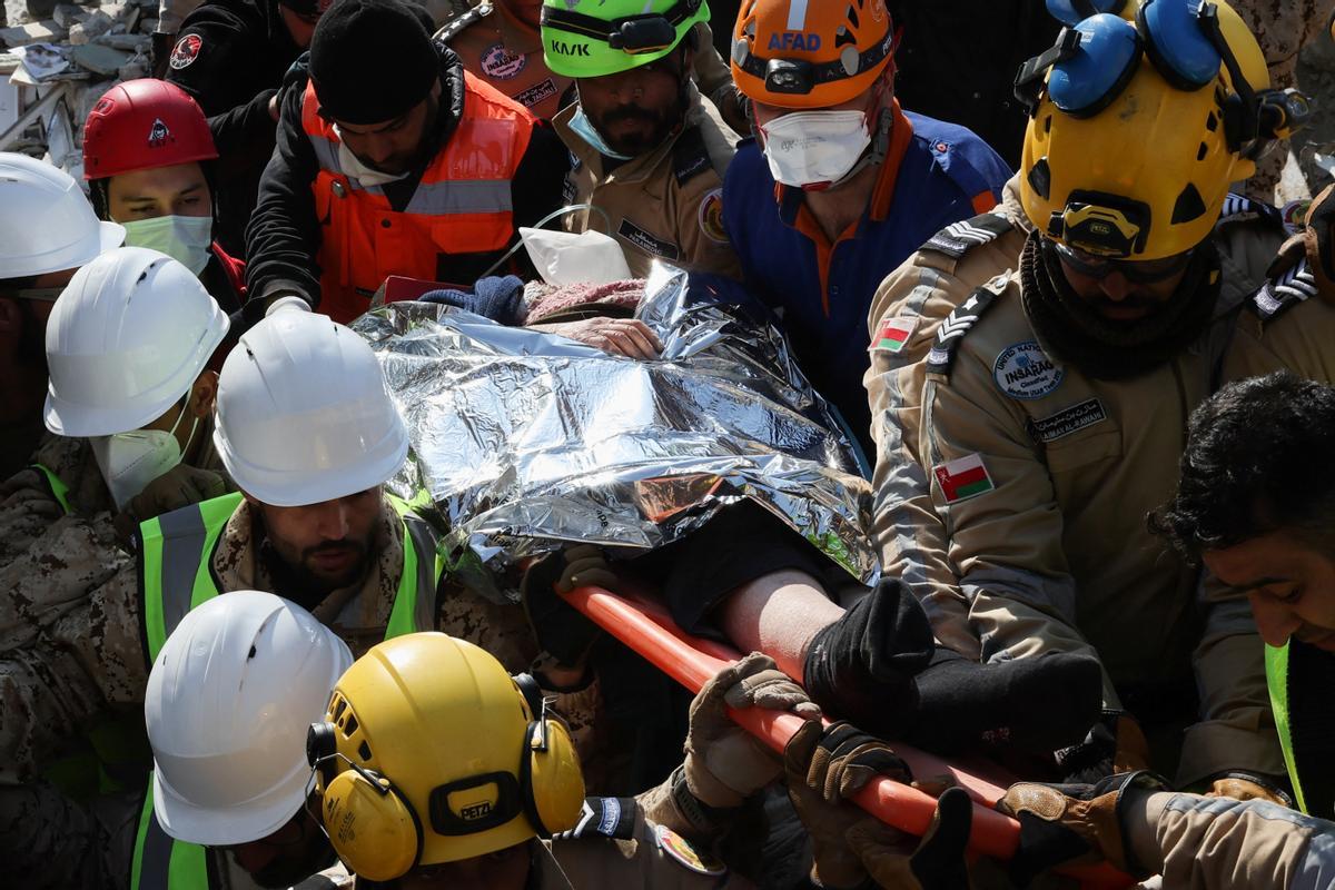 Saadet Sendag, una mujer turca que fue rescatada después de 177 horas, mientras continúa la búsqueda de supervivientes, después de un terremoto mortal en Hatay, Turquía, el 13 de febrero de 2023