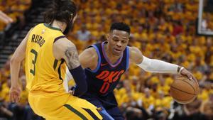 Rubio defiende a Westbrook en el inicio del sexto partido entre Utah y Oklahoma.