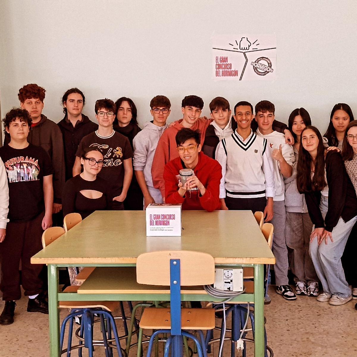 Presentación en el IES Belén de 'El Gran Concurso del Hormigón', una iniciativa del Colegio Oficial de la Arquitectura Técnica de Málaga, para acercar la profesión a las aulas y dar respuesta a la falta de técnicos en el sector de la edificación.