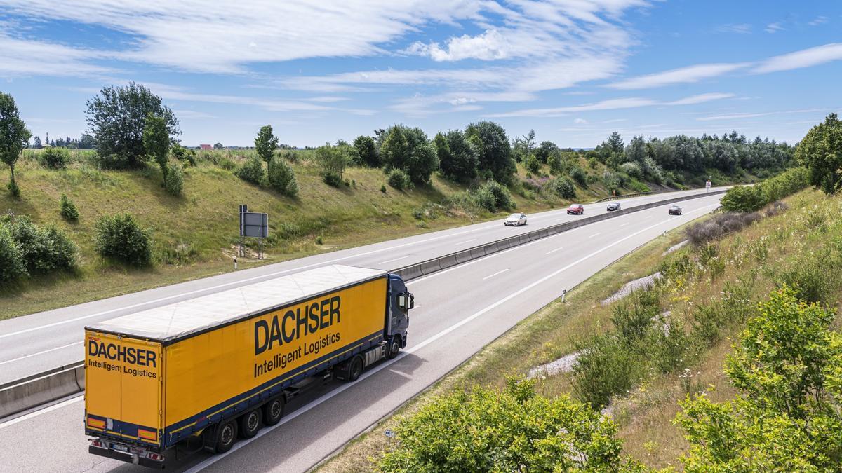 Un camión de la multinacional Dachser transita por una autovía