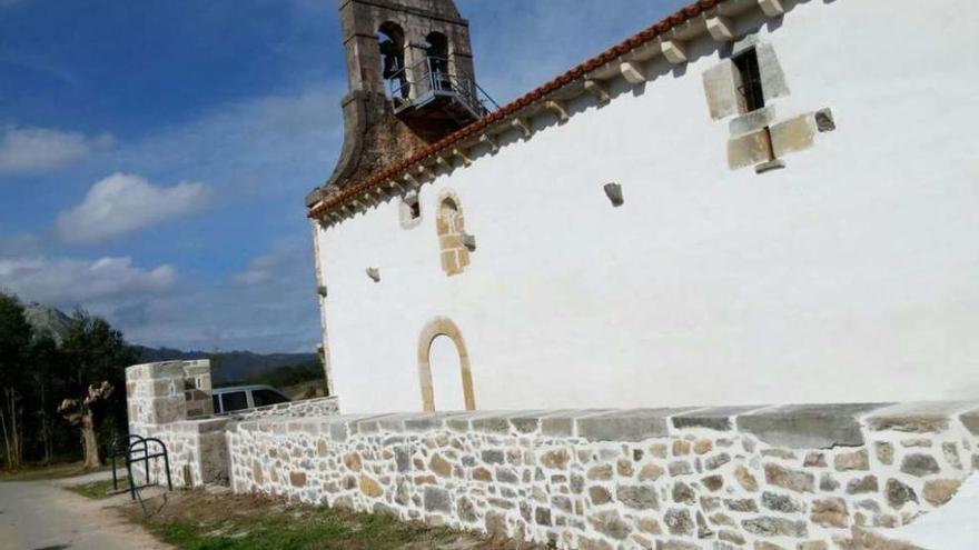 La iglesia de San Salvador de Moru, en Nocéu, con el muro recién rehabilitado.