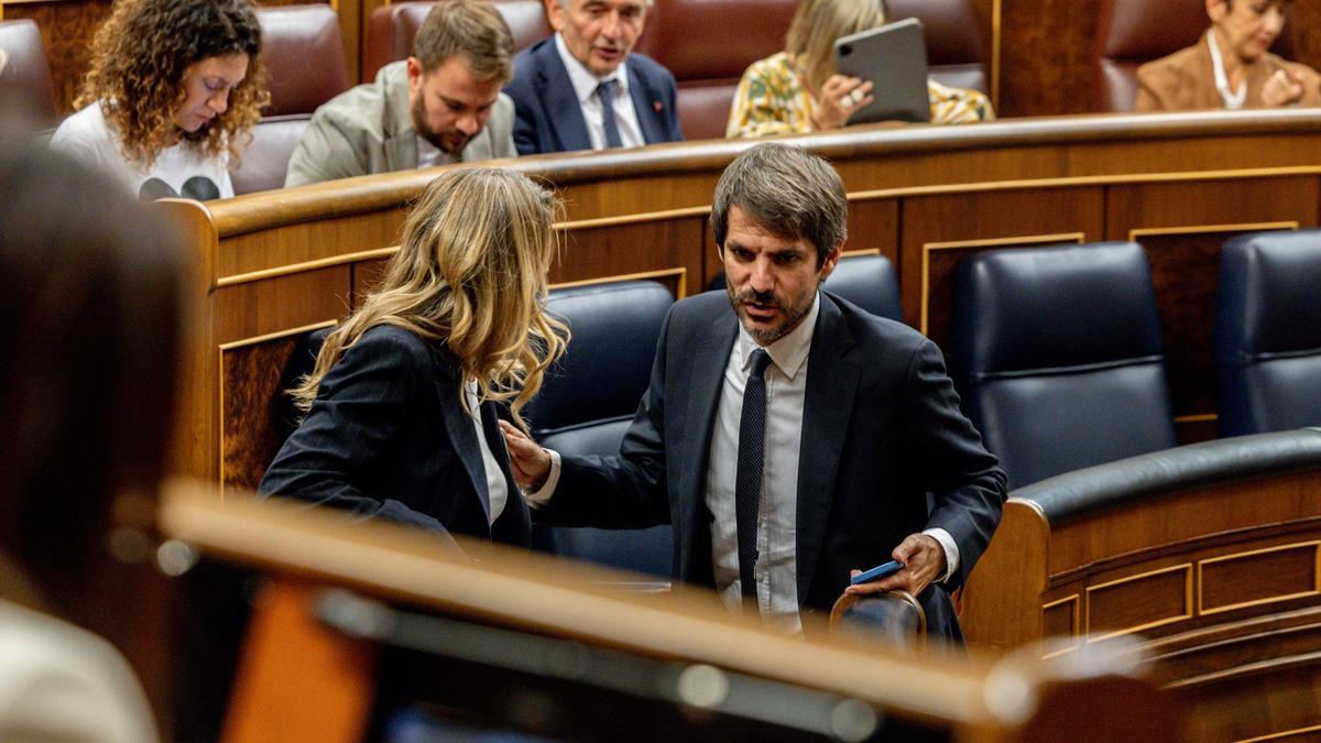 (I-D) La vicepresidenta segunda del Gobierno y ministra de Trabajo y Economía Social, Yolanda Díaz; el ministro de Cultura, Ernest Urtasun, durante una sesión plenaria, en el Congreso de los Diputados, a 7 de octubre de 2025, en Madrid (España). El Pleno