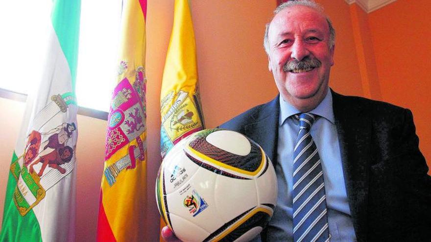 Vicente del Bosque, durante su etapa de seleccionador nacional, en una visita a Málaga en 2012.