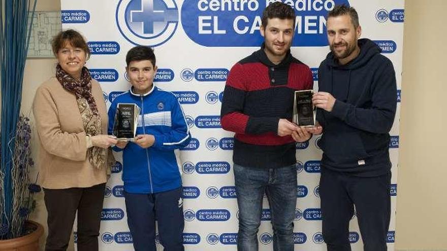 Los jugadores reciben los trofeos. // Brais Lorenzo