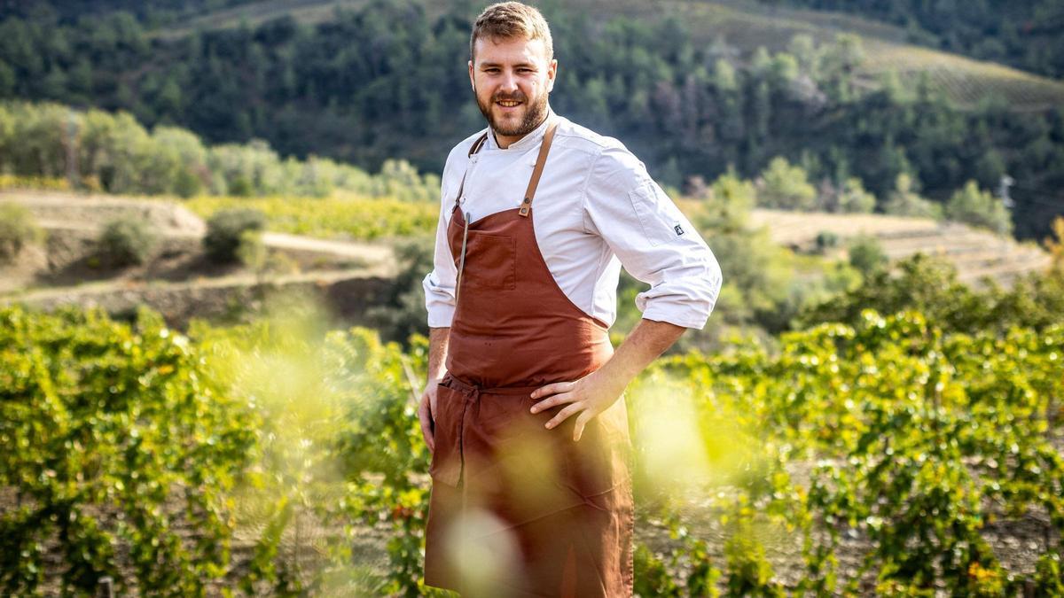 Josep Queralt, en las viñas que rodean el Mas d'en Bruno.