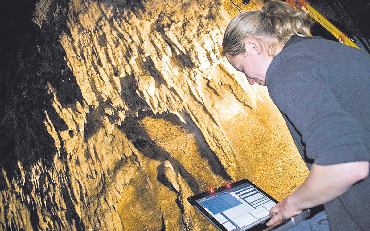 Un experto realiza mediciones en la Cueva de Ardales.