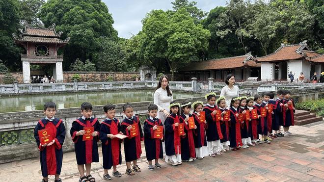Escolares de uniforme junto al estanque de la Tranquilidad Celestial.