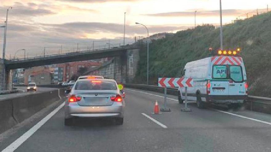 Control policial sorpresa en medio de la autopista en Vigo