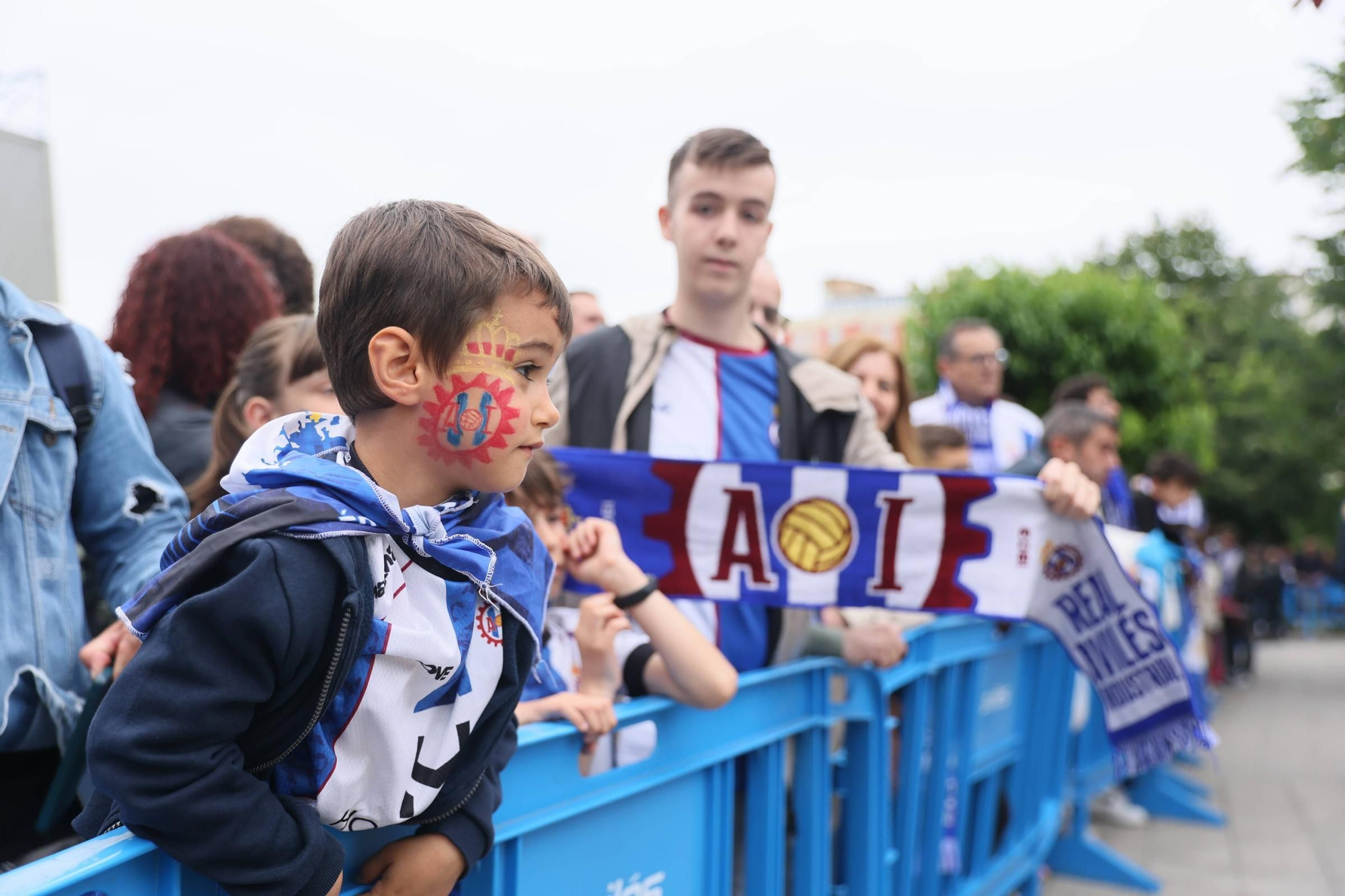 EN IMÁGENES: Avilés se tiñe de blanquiazul para la final por el ascenso ante el Rayo Majadahonda