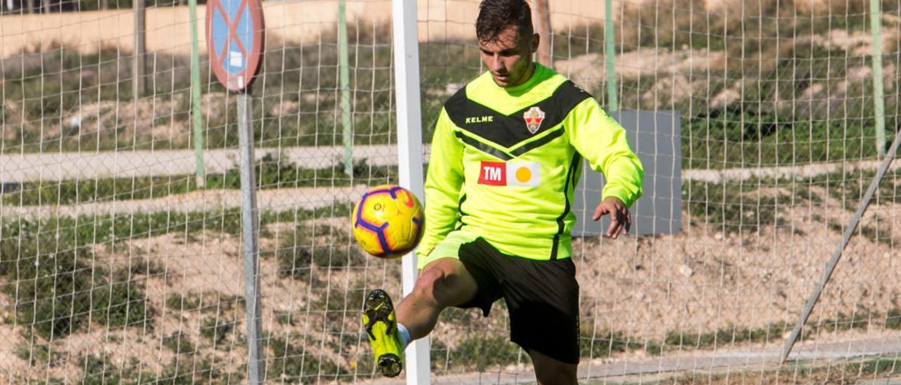 Borja Martínez trabaja con balón durante uno de sus últimos entrenamientos como franjiverde.