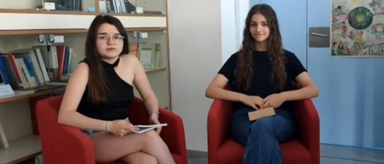 Alejandra y Nieves, las dos alumnas del IES Jaume I, autoras del trabajo premiado.