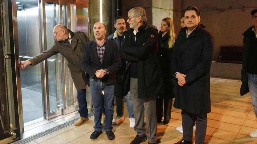 El alcalde y miembros de su grupo de gobierno ante uno de los ascensores urbanos. |  // IÑAKI OSORIO