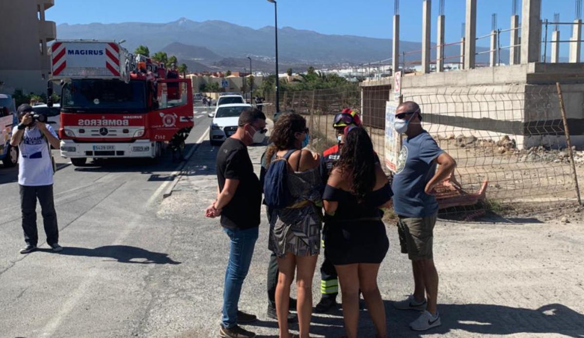 Los activistas bajan de las grúas
