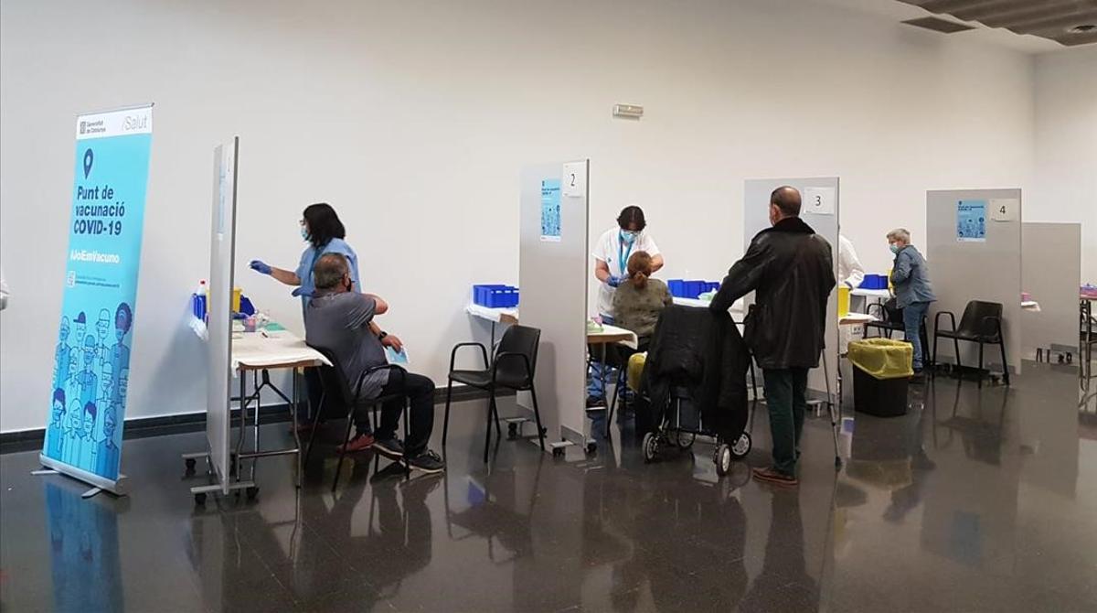 Administración de vacunas contra el coronavirus en La Farga de L’Hospitalet. Administración de vacunas contra el coronavirus en La Farga de L’Hospitalet.