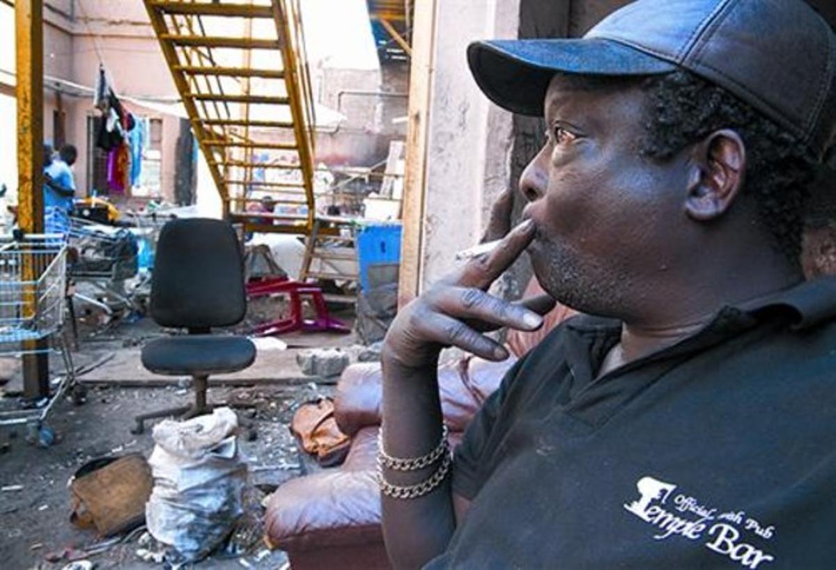 El senegalès Boubakar, al pati de la nau del Poblenou, divendres. El senegalès Boubakar, al pati de la nau del Poblenou, divendres.