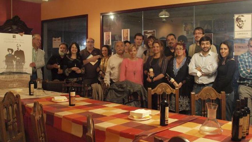 Foto de familia de todos los asistentes al homenaje al poeta.