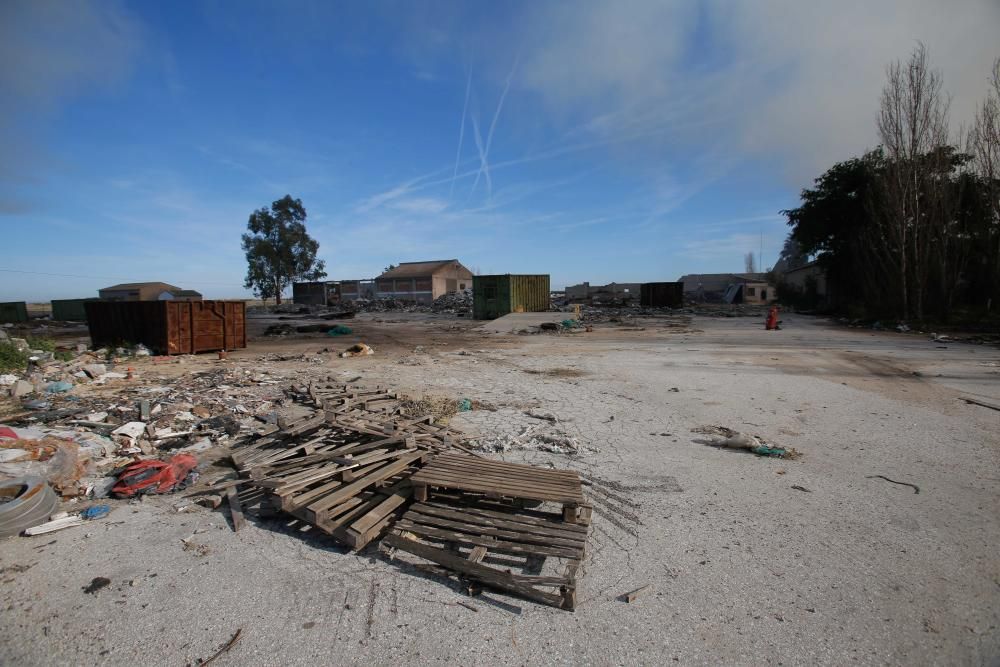 Gran incendio en una planta abandonada de reciclaje en Sollana