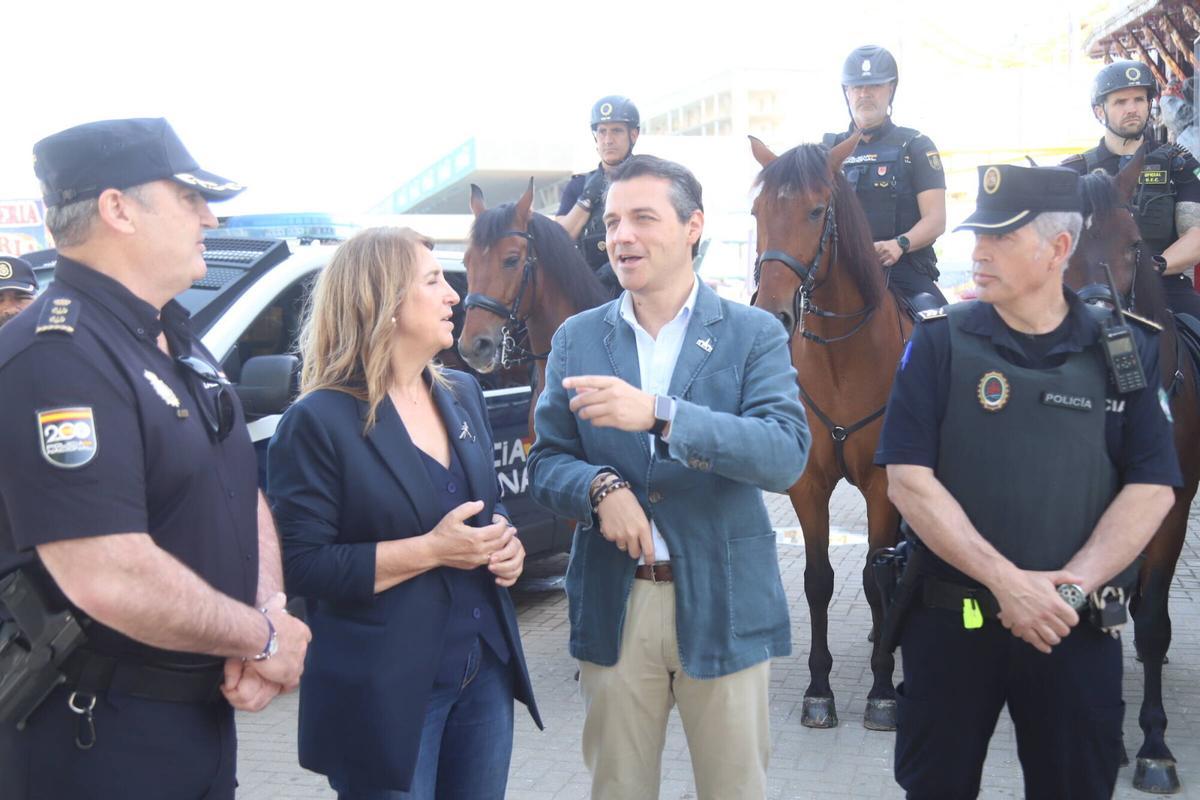 A.J.González Córdoba José María Bellido y la subdelegada del Gobierno en Córdoba, Ana López, visitan la Oficina Conjunta de Atención Policial de la Feria de Nuestra Señora de la Salud