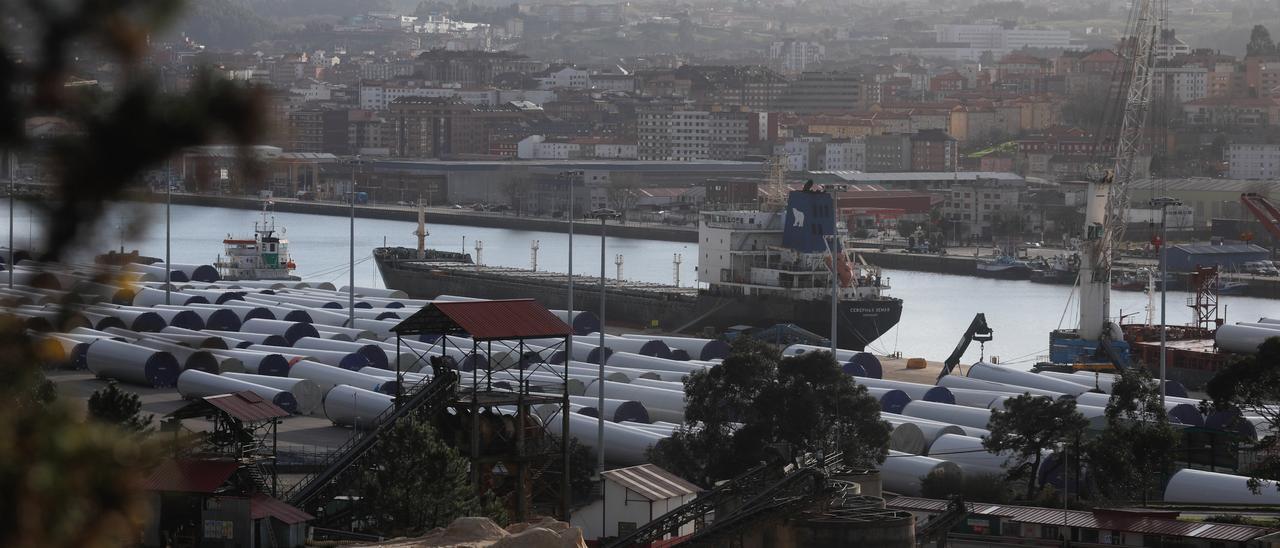 Actividad portuaria en los muelles de Valliniello.