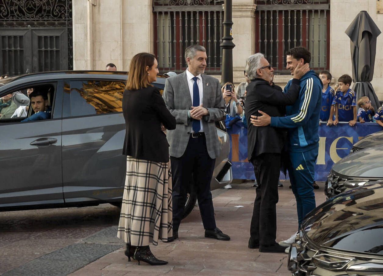 Locura azul en Oviedo: así fue la entrega de los nuevos coches a la plantilla en la plaza de la Catedral