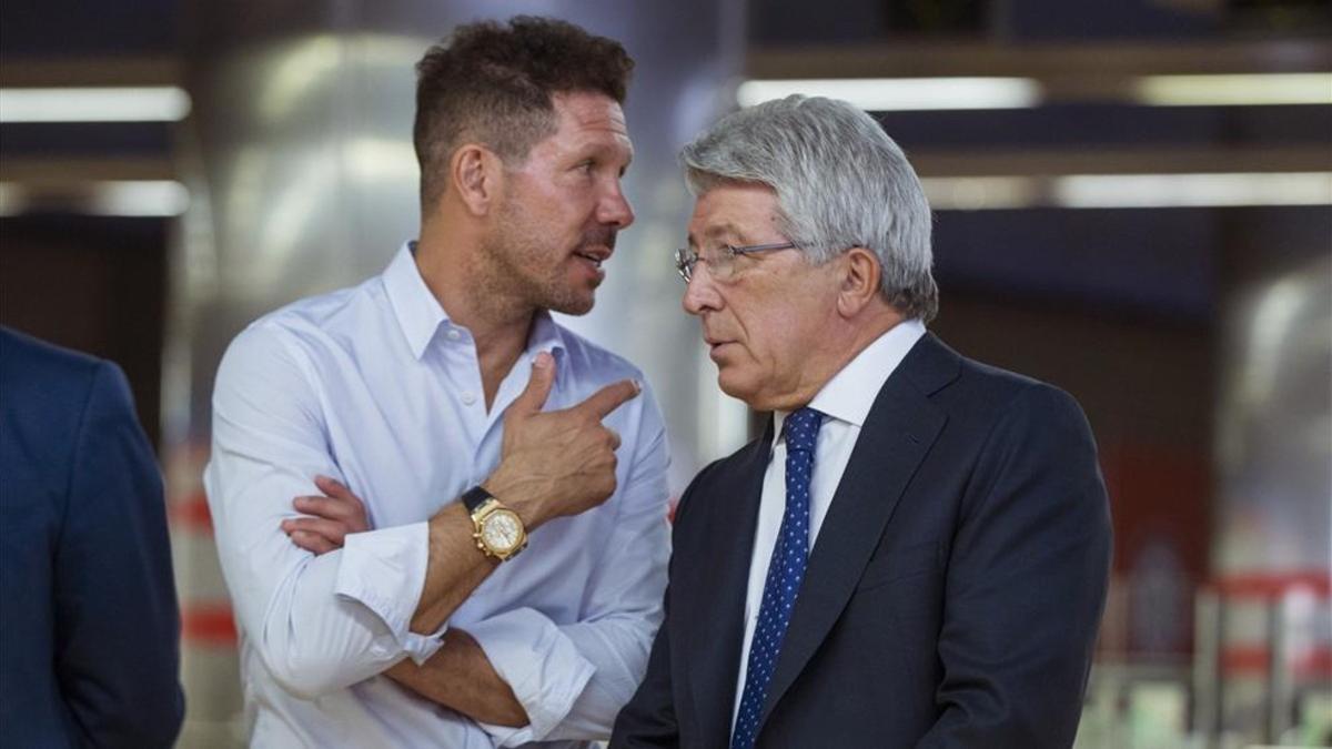 Simeone charla con Enrique Cerezo en un acto promocional