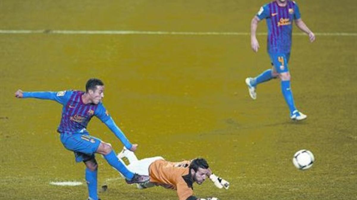 Thiago bate a Craviotto en la acción del tercer gol, con Cesc al fondo, ayer en el Camp Nou.