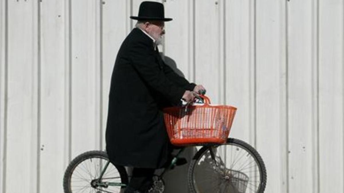 Religiosos 8Un ultraortodoxo en bicicleta en la parte occidental de Jerusalén.